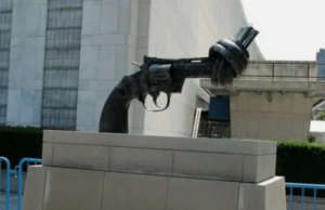 Скульптура «Скрученный пистолет». Город Нью-Йорка