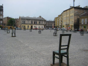 Стулья, расставленные по площади в Кракове, напоминают